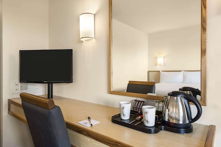 Escritorio, espacio para trabajar con laptop y cortinas blackout . Days Inn by Wyndham Sutton Scotney North