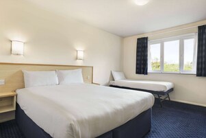 Escritorio, espacio para trabajar con un portátil, cortinas opacas