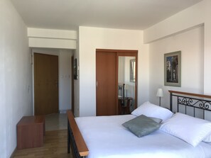 Premium bedding, minibar, individually decorated, laptop workspace - Pink Inn (Podstrana)