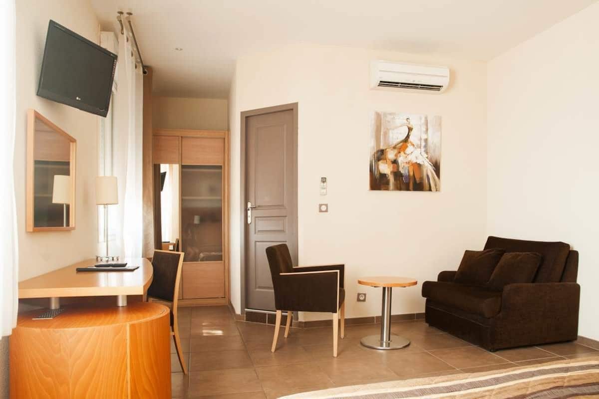 superior room | 1 bedroom, in-room safe, desk, soundproofing