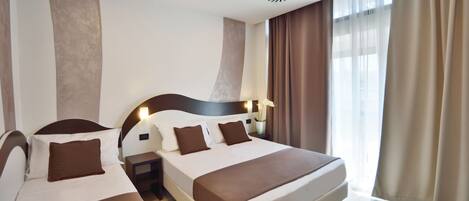 Chambre Triple Supérieure | Literie de qualité supérieure, couette en duvet d'oie