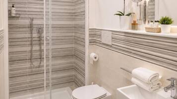 Superior-Zimmer | Badezimmer | Dusche, Regendusche, kostenlose Toilettenartikel, Haartrockner