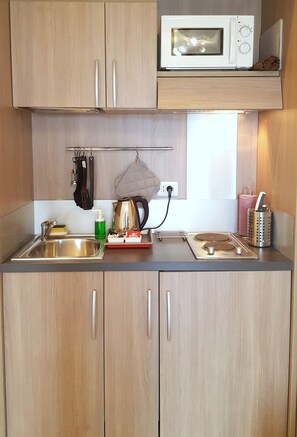 Family Room, Kitchenette | Private kitchenette