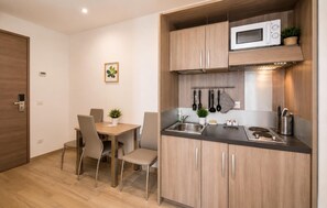 Family Room, Kitchenette | Private kitchenette | Coffee/tea maker, electric kettle - Hotel Luxor Florence (Florence)