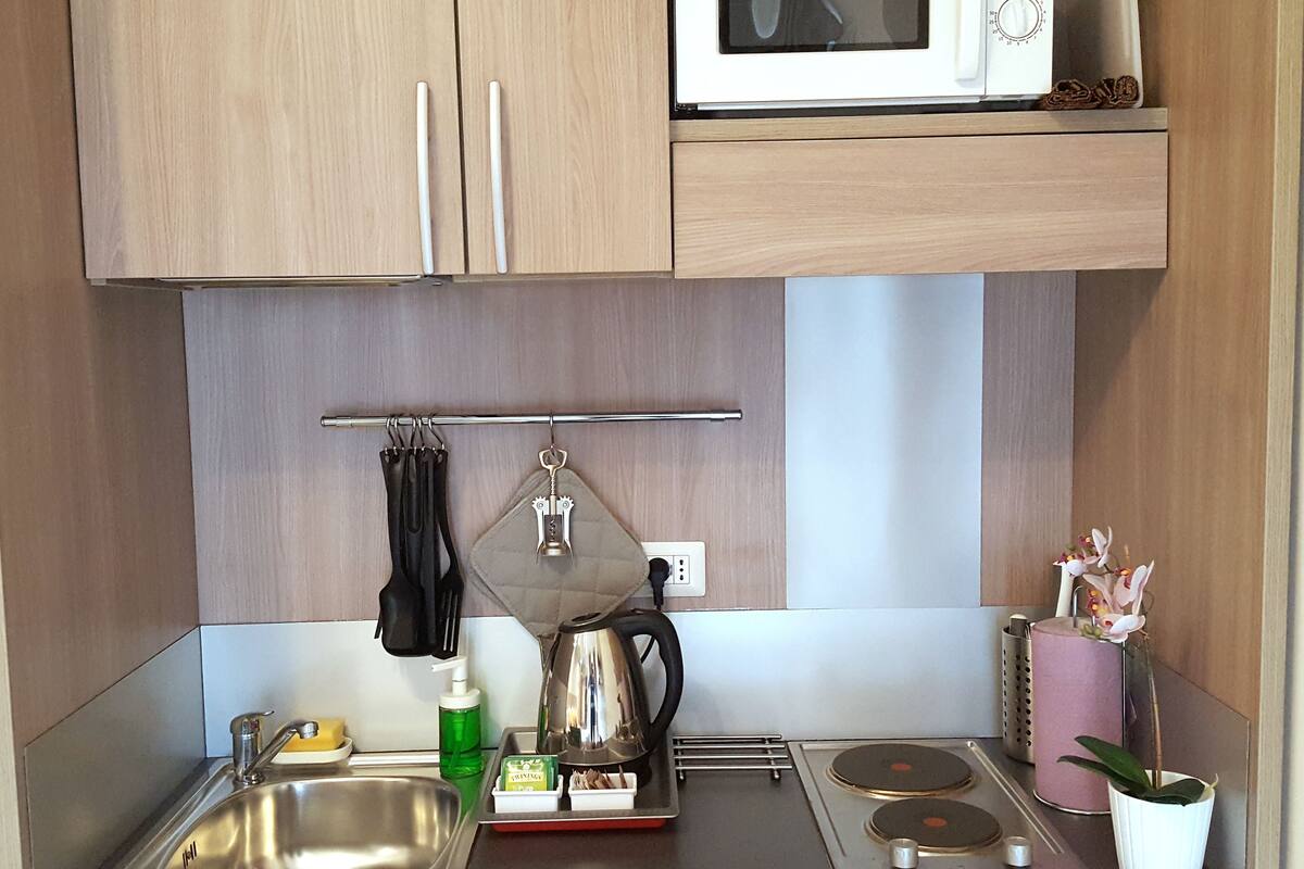 deluxe room, kitchenette (balcony) | private kitchenette | coffee/tea maker, electric kettle