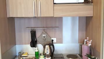 Deluxe Room, Kitchenette (balcony) | Private kitchenette | Coffee/tea maker, electric kettle