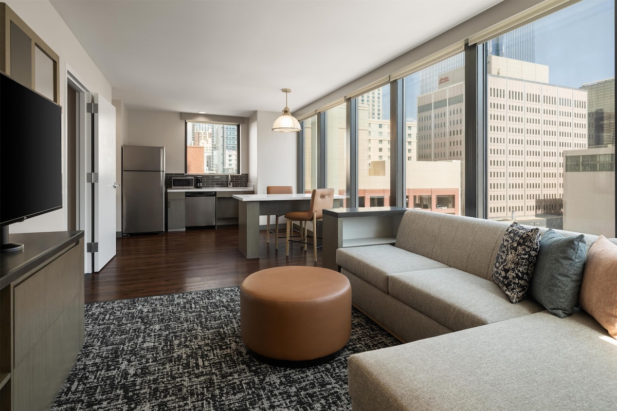 Suite, 1 King Bed, Accessible | Premium bedding, down comforters, desk, laptop workspace