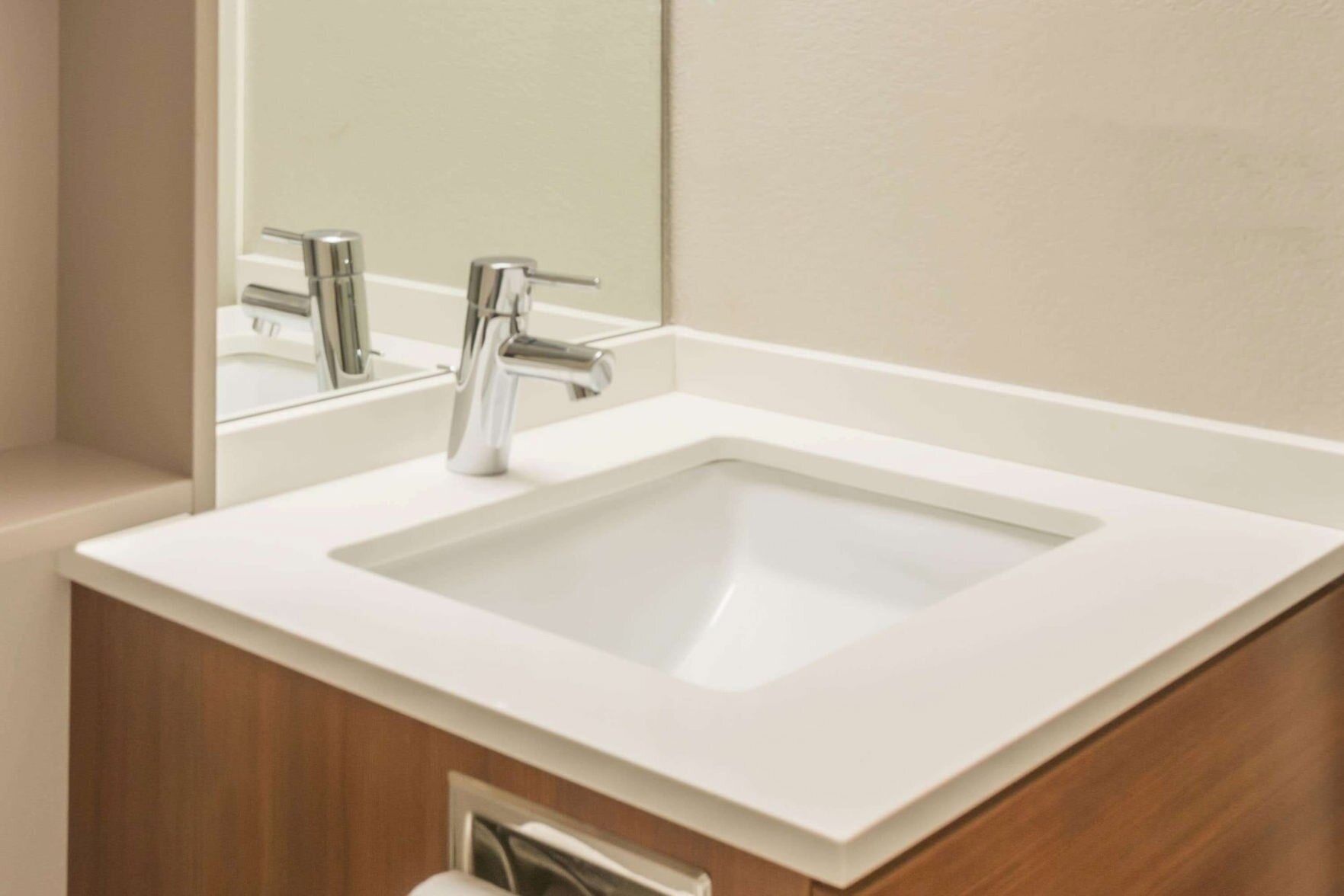 Badezimmer | Duschwanne, kostenlose Toilettenartikel, Haartrockner, Handtücher