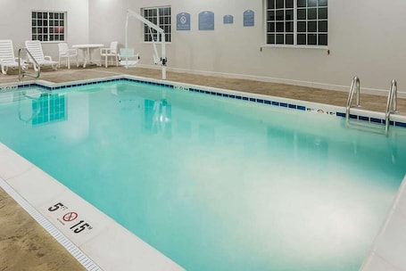 Una piscina cubierta. Microtel Inn & Suites By Wyndham Altoona