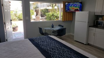 Studio, 1 King Bed | Premium bedding, individually decorated, individually furnished, desk
