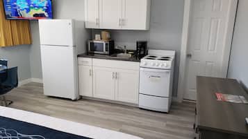 Studio, 1 King Bed | Premium bedding, individually decorated, individually furnished, desk
