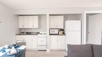 Suíte grand, 1 quarto | Cozinha privada | Geladeira, micro-ondas, cafeteira/chaleira