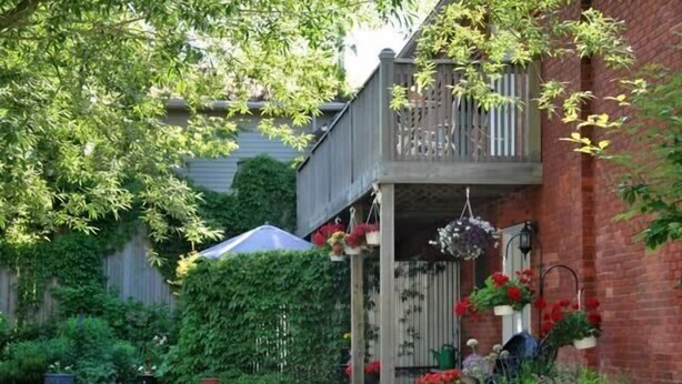 Front of property - Queen and Albert B&B (Stratford)