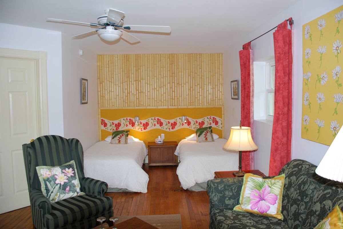 The London Suite | Desk, iron/ironing board (on request), rollaway beds (surcharge)