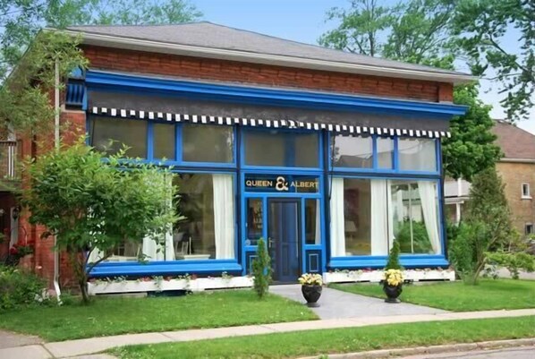 Exterior - Queen and Albert B&B (Stratford)