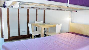 Gemeinsamer Schlafsaal, Gemeinschaftsbad (Male) | Zimmersafe, Schreibtisch, Bettwäsche