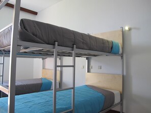 Cofres nos quartos, escrivaninha, roupa de cama