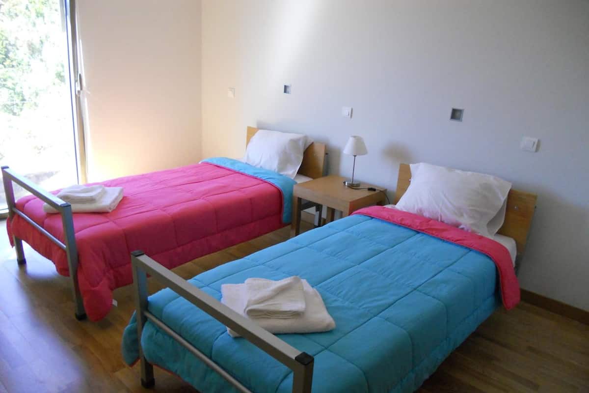 Twin Room, Private Bathroom | Soundproofing, bed sheets