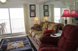 Condo Tiêu chuẩn, 1 phòng ngủ, bếp, quang cảnh biển (903) | Phòng khách | TV màn hình phẳng 