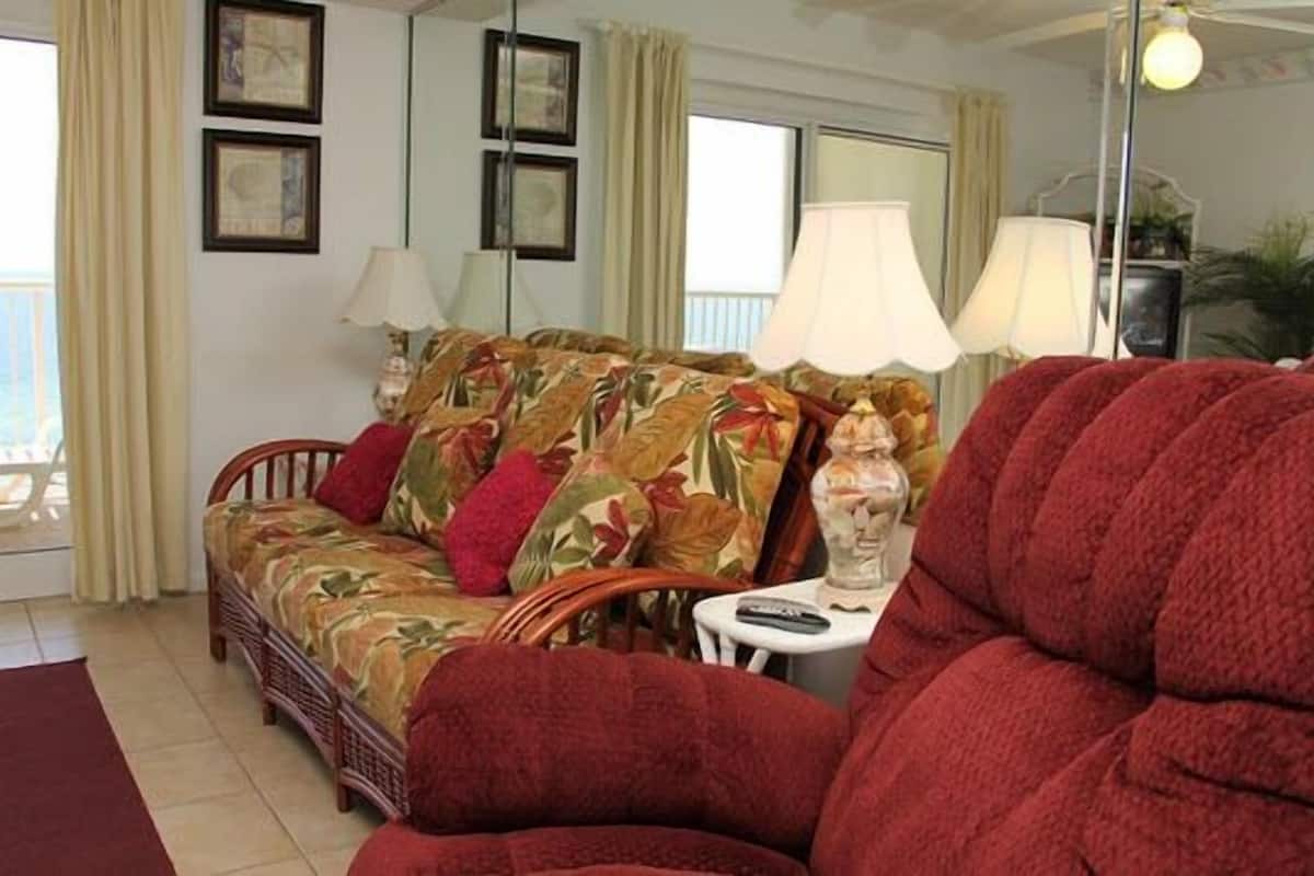 Standard Condo, 1 Bedroom, Kitchen, Ocean View (903) | Living room | Flat-screen TV