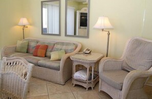 Condo estándar, 2 habitaciones, cocina, vista al océano (601) | Sala de estar | Televisión de pantalla plana 