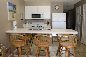 Standard-Apartment, 1 Schlafzimmer, Küche, Meerblick (302) | Eigene Küche | Großer Kühlschrank, Mikrowelle, Herdplatte, Geschirrspüler