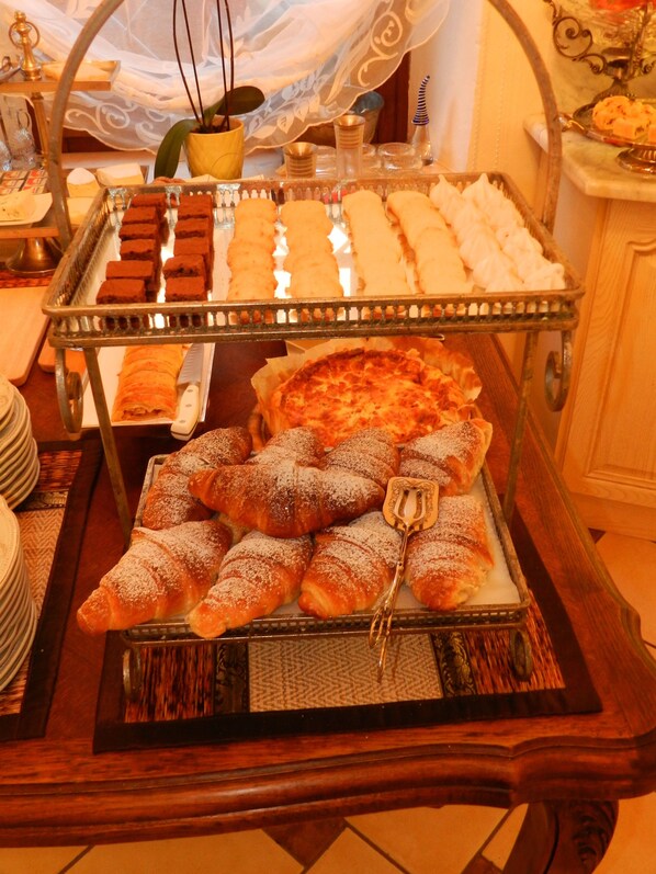 Une table de buffet proposant une variété de pâtisseries et de desserts.