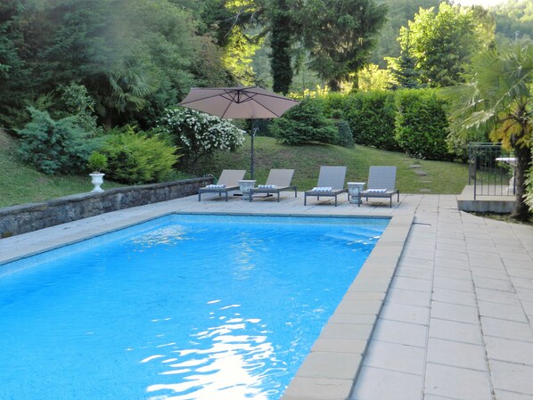 2 outdoor pools, pool loungers