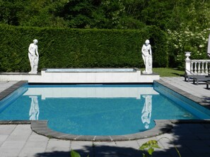 2 albercas al aire libre y camastros 