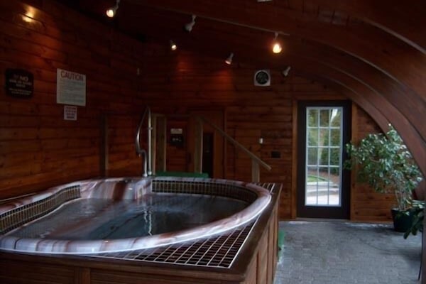 Indoor spa tub