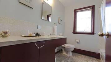 Grand Suite | Bathroom | Combined shower/bathtub, free toiletries, hair dryer, towels