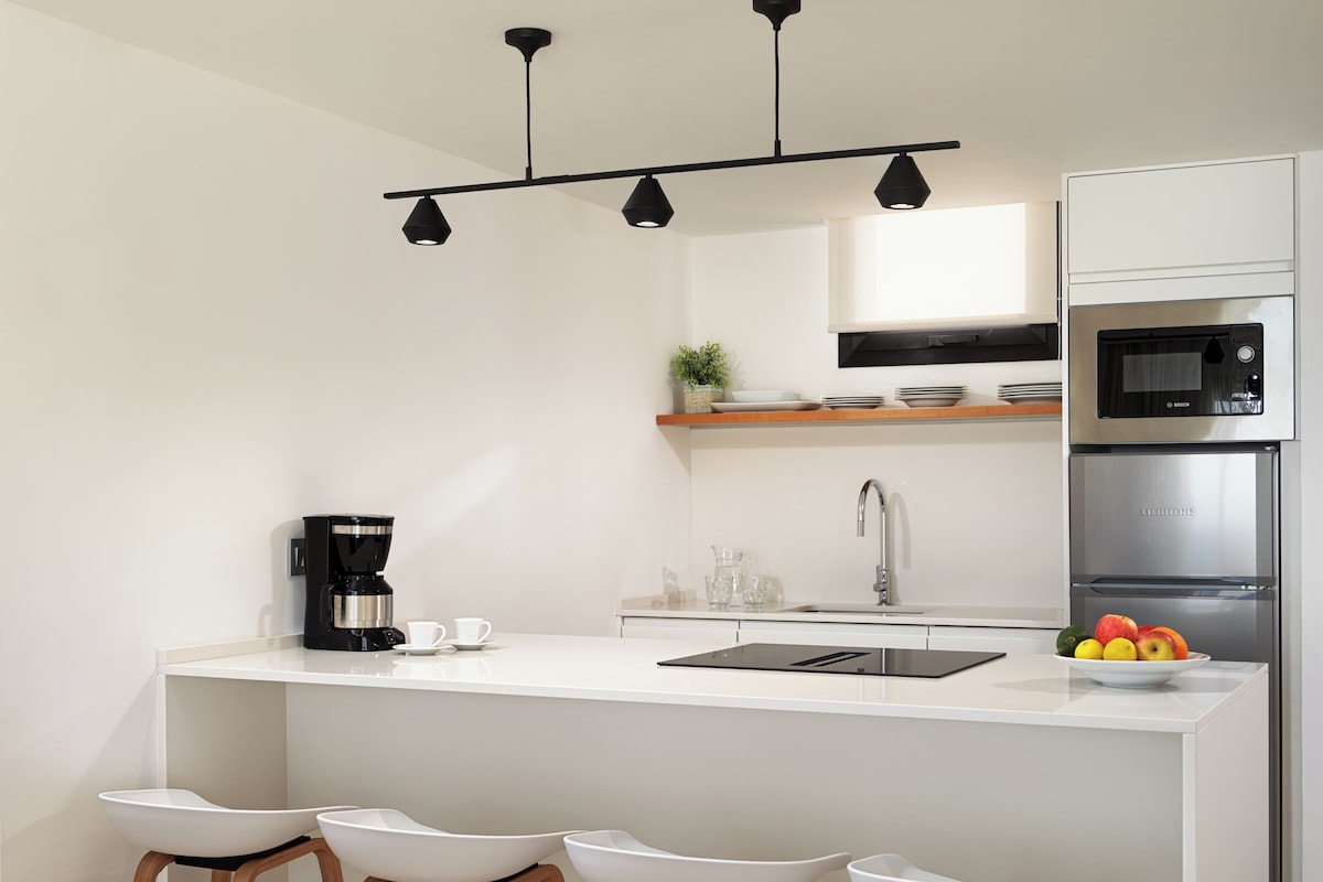 Private kitchen | Coffee/tea maker, full-size fridge, microwave, stovetop