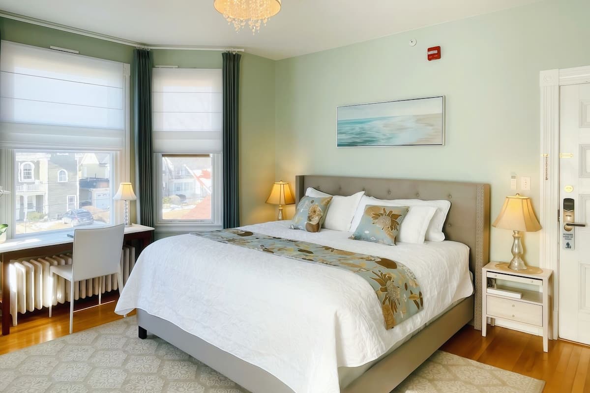 Kamer, 1 queensize bed (The West Room-On 2nd floor) | Verduisterende gordijnen, gratis wifi, beddengoed