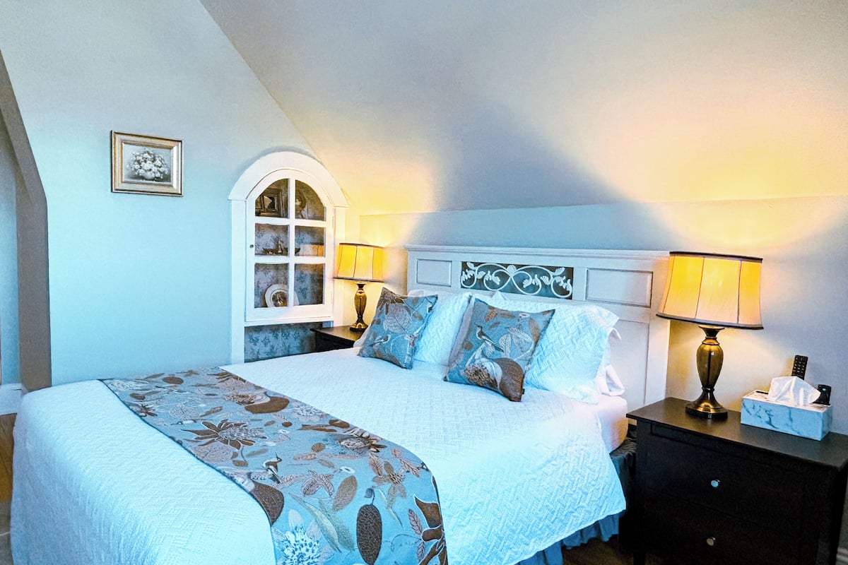 Kamer, 1 queensize bed (The Lost Room-On 3rd floor) | Verduisterende gordijnen, gratis wifi, beddengoed