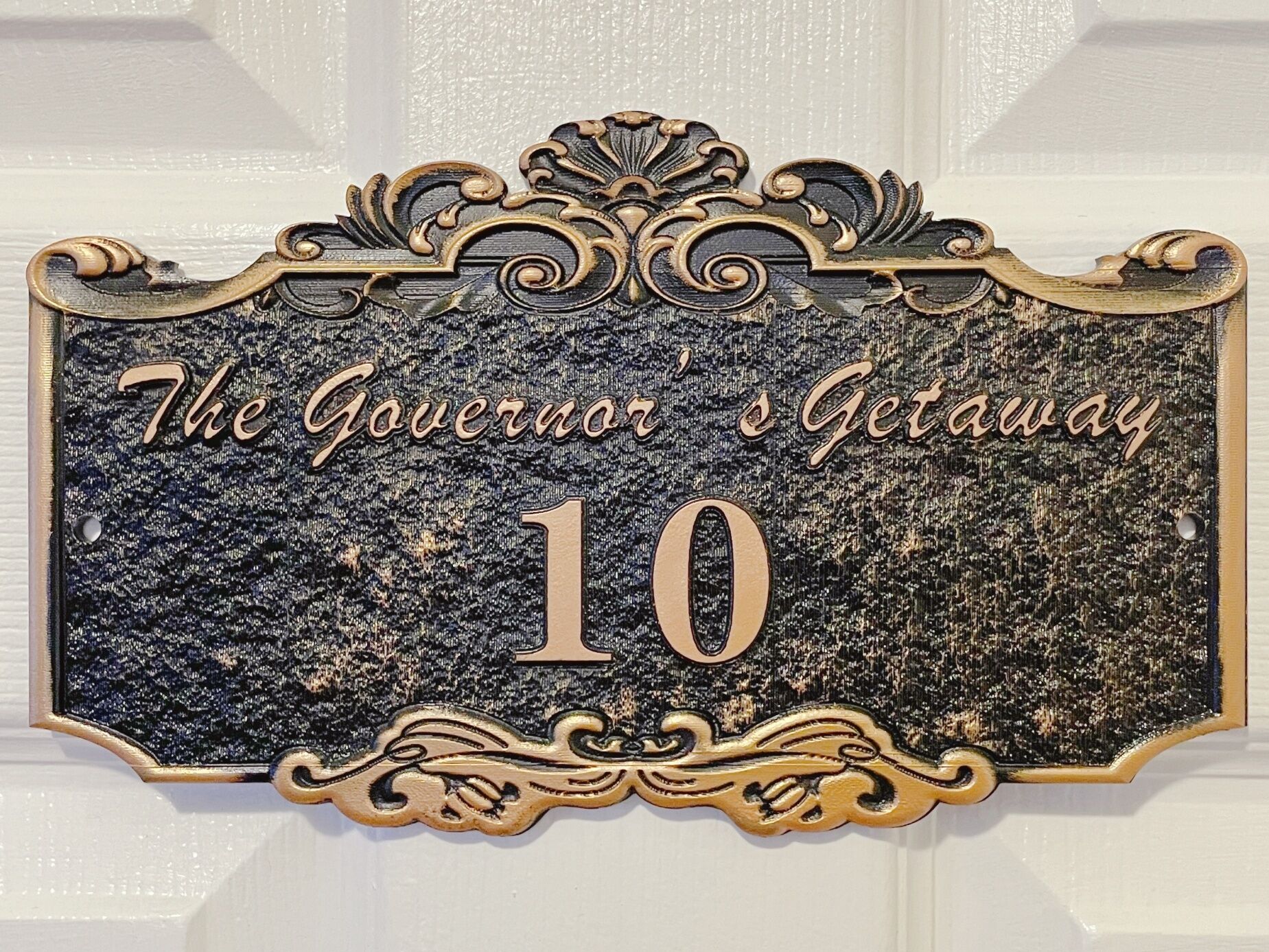 Un letrero con el texto 'The Governor's Getaway 10' sobre un fondo texturizado.