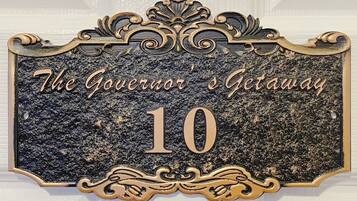 Un letrero con el texto 'The Governor's Getaway 10' sobre un fondo texturizado.