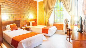 Phòng 2 giường đơn truyền thống | Chăn bông, khu vực làm việc phù hợp cho laptop, màn/rèm cản sáng