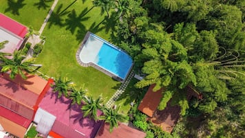 Hồ bơi ngoài trời