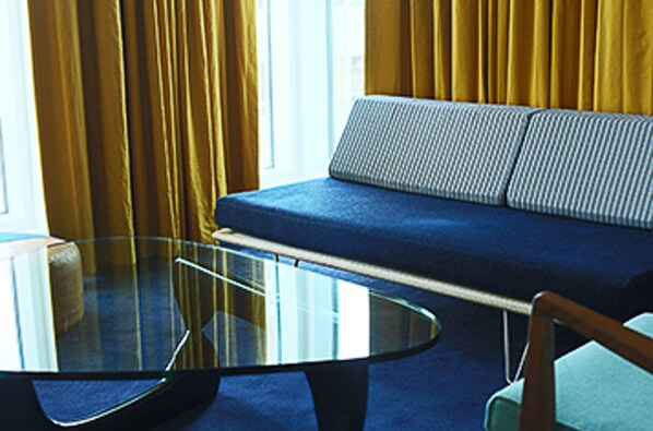 Premium bedding, desk, blackout drapes, iron/ironing board - The Durham Hotel (Durham)