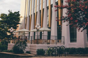 Outdoor dining - The Durham Hotel (Durham)