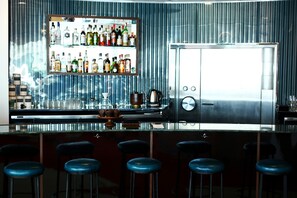 2 bars/lounges, rooftop bar