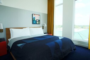 Premium bedding, desk, blackout drapes, iron/ironing board - The Durham Hotel (Durham)
