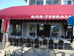 Serveert ontbijt, lunch en diner