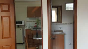 Apartment 2 Adults | 1 chambre, bureau, rideaux occultants, fer et planche Ă repasser