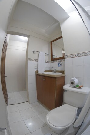 Apartment 2 Adults | Badezimmer | Dusche, kostenlose Toilettenartikel, Handtücher