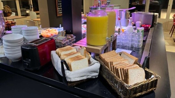 Un buffet de petit-déjeuner proposant une variété d'aliments et de boissons.