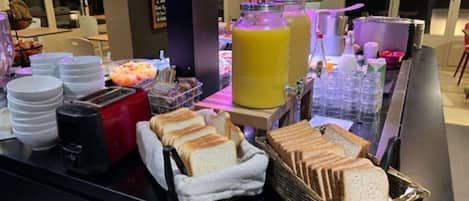 Desayuno continental todos los días (EUR 7.9 por persona)