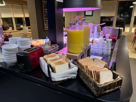 Desayuno continental diario (EUR 7.9 por persona)