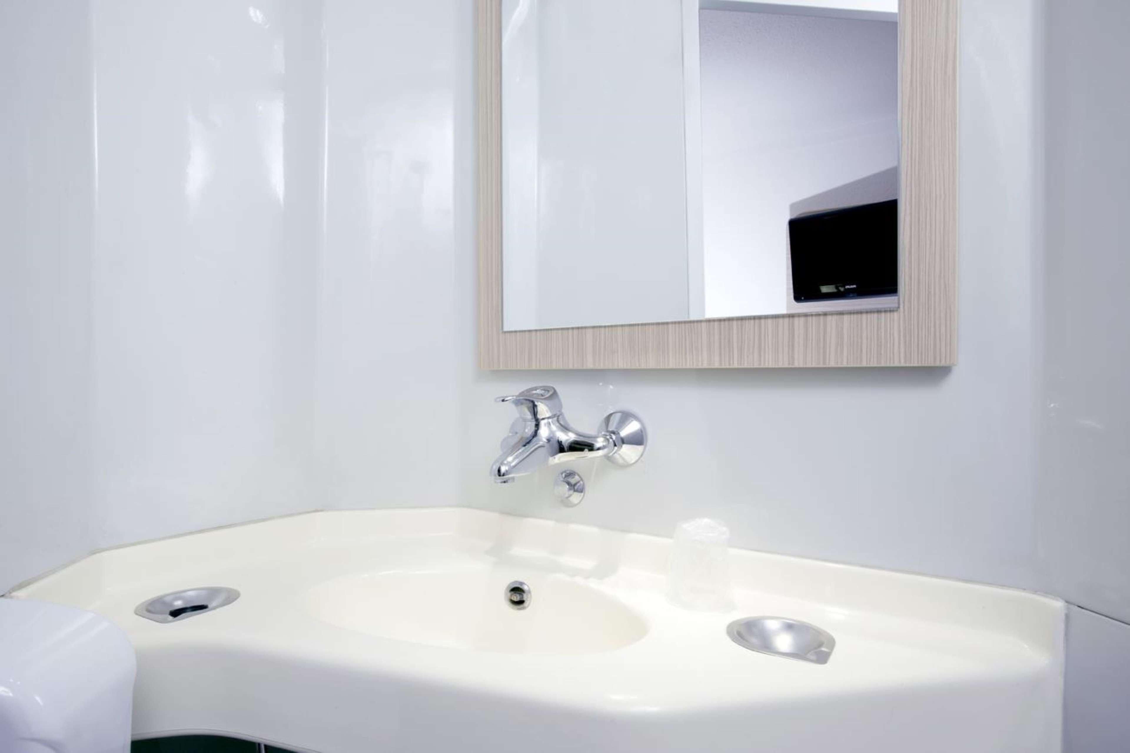 Douche, articles de toilette écologiques, sèche-cheveux