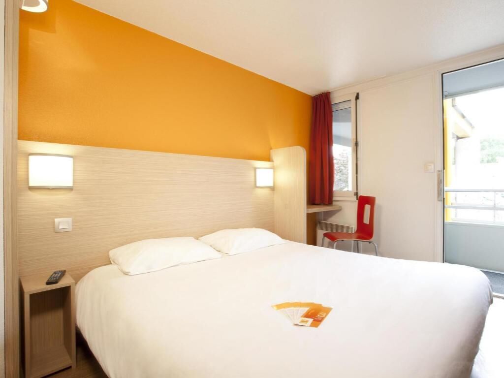 Desk, free cribs/infant beds, free WiFi, bed sheets